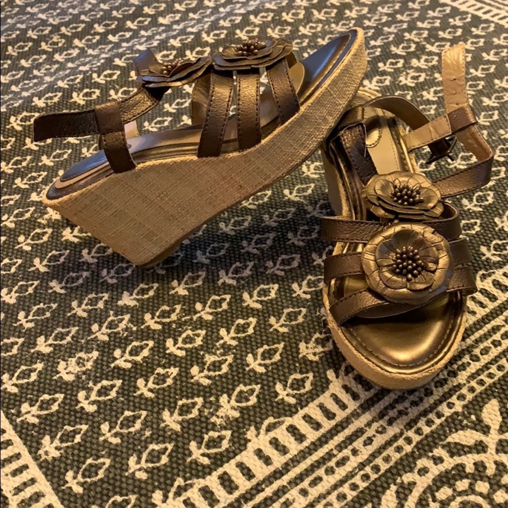 Flower bronze wedge